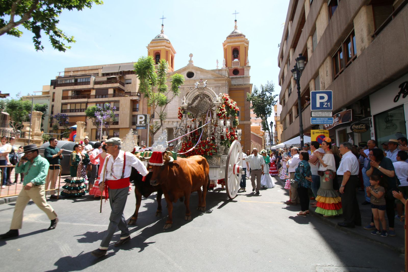 Salida de la carreta en años anteriores, desde la parroquia de San Pedro.
