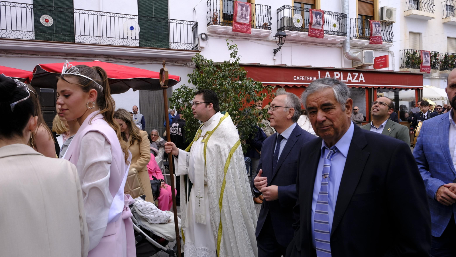 Imágenes de la procesión y paella solidaria en las Fiestas de Abla