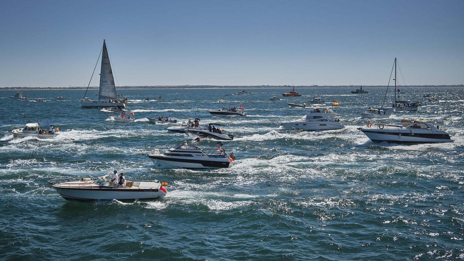 Parada naval y aérea en homenaje a Elcano en aguas de Sanlúcar. Parada naval y aérea en homenaje a Elcano en aguas de Sanlúcar.