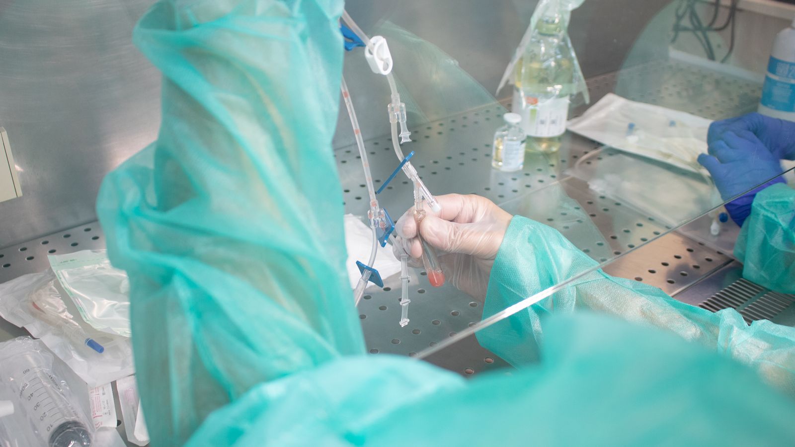 Manipulación celular donde se preparan las células madre que se inyectan a los pacientes.