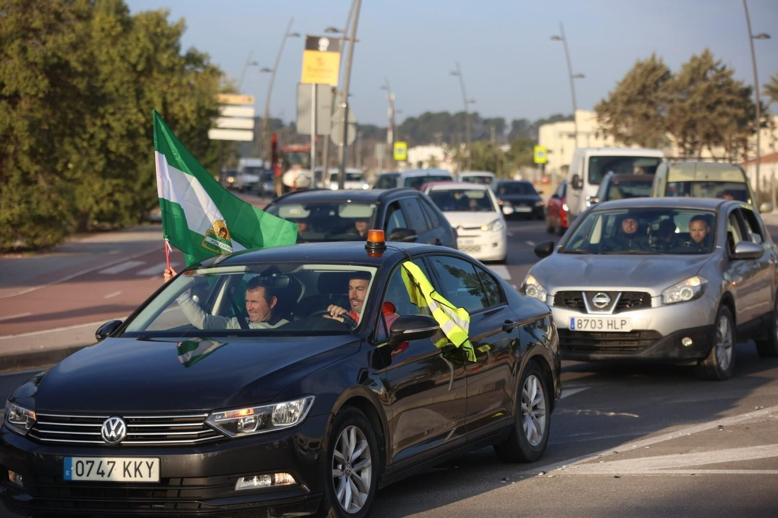 Agricultores y ganaderos colapsan con sus tractores los accesos a Jerez