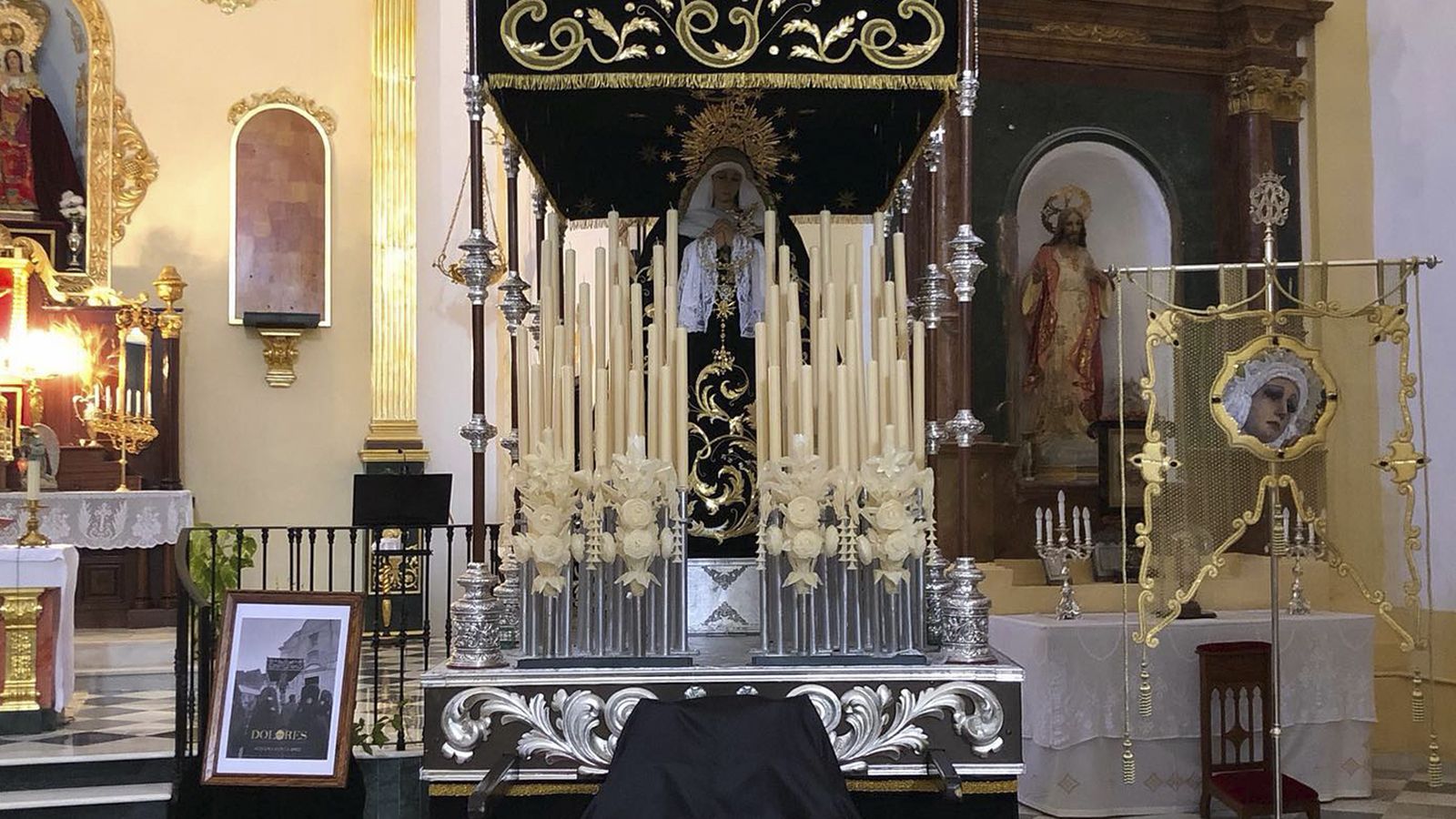 La Virgen de los Dolores de Lucainena estrena ánforas.