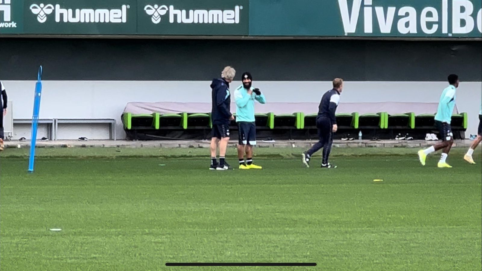 Fekir charla con Pellegrini durante el entrenamiento del Betis.