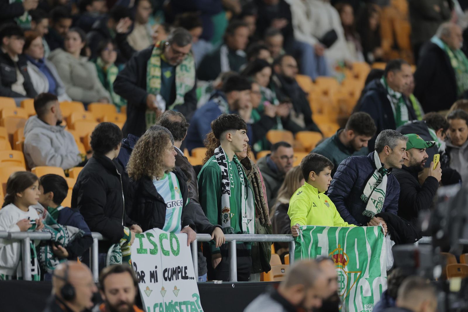 Búscate en las fotos del Betis - Utrecht