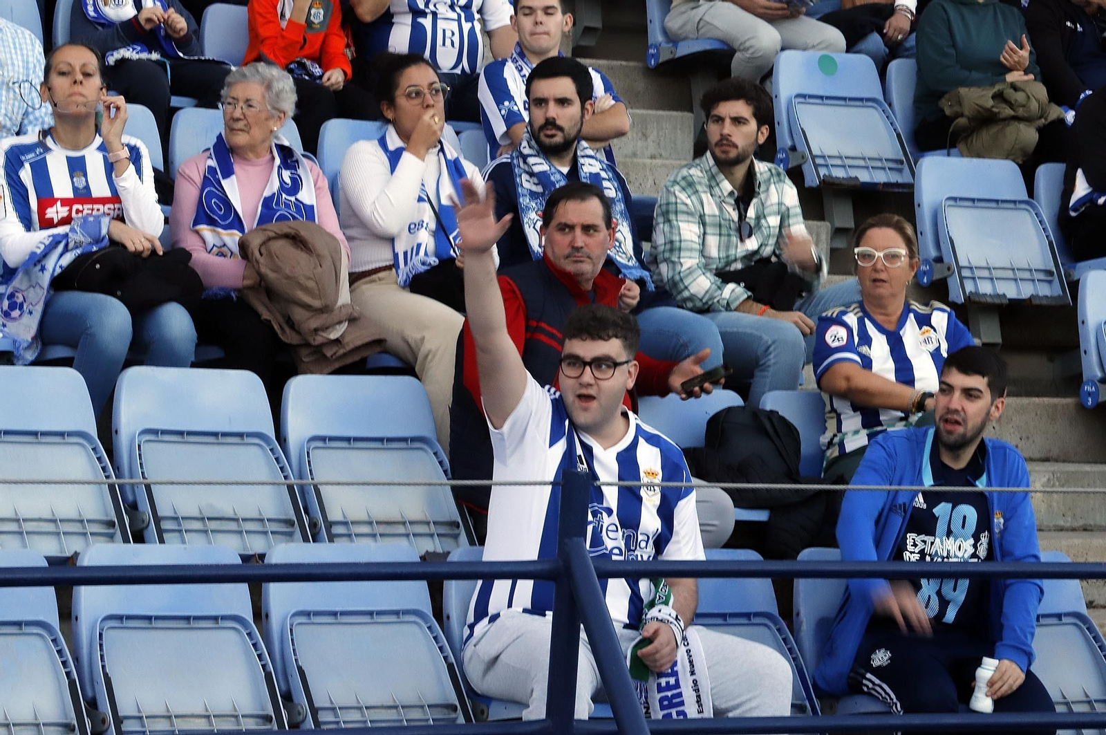 Gran ambiente en las gradas del Nuevo Colombino para el Recre-At Sanluqueño, en imágenes