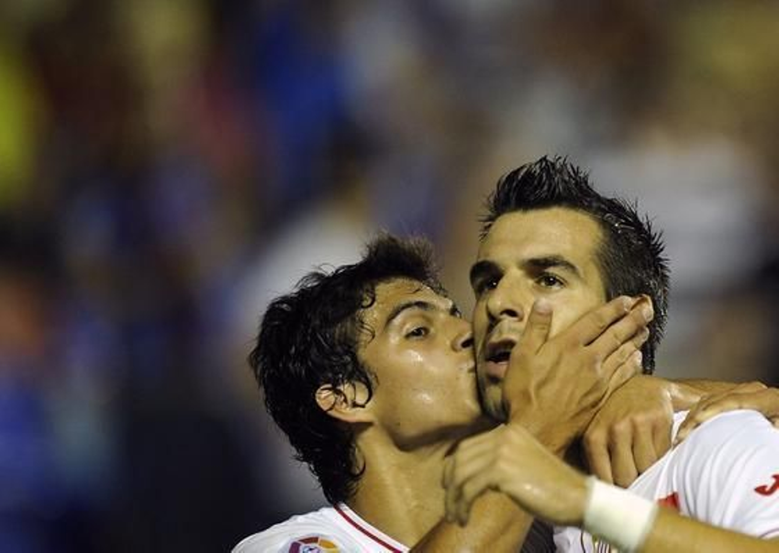 Negredo es besado por Perotti tras el segundo del Sevilla.

Foto: AFP / Reuters / EFE