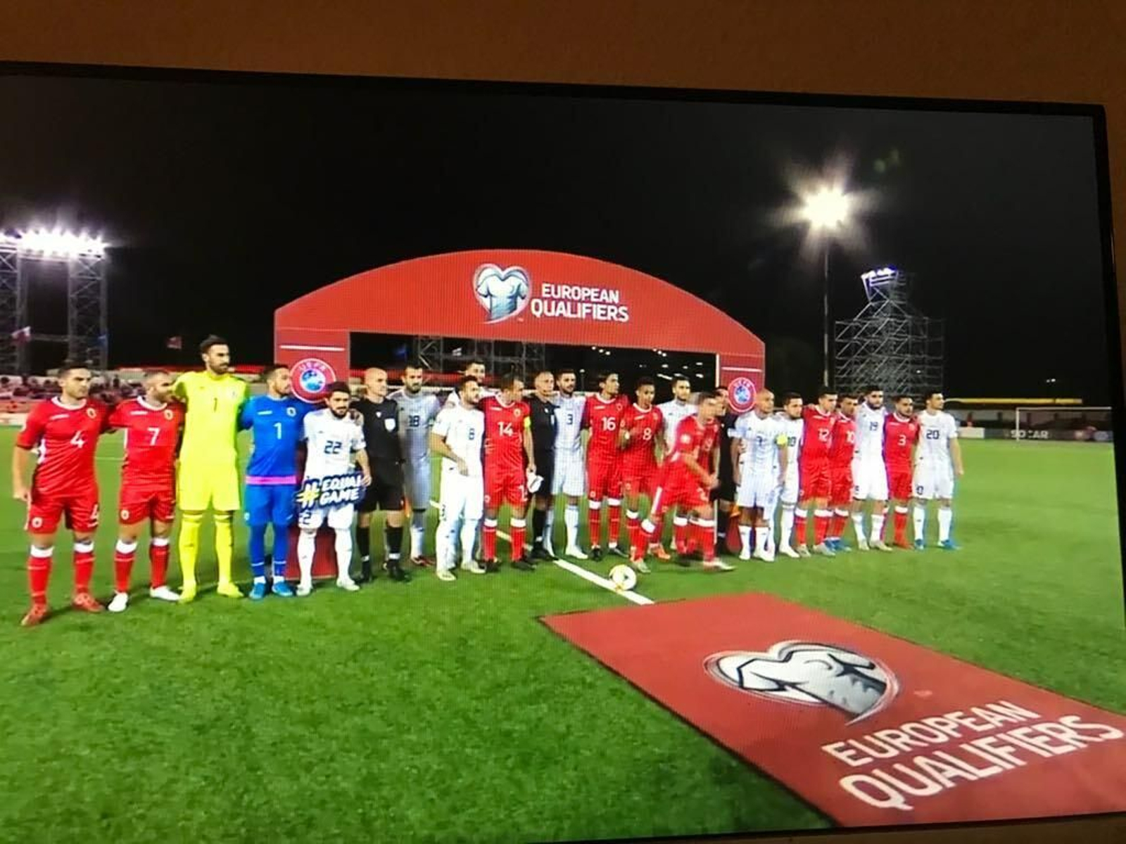 Los jugadores de ambos equipos, antes de comenzar el encuentro