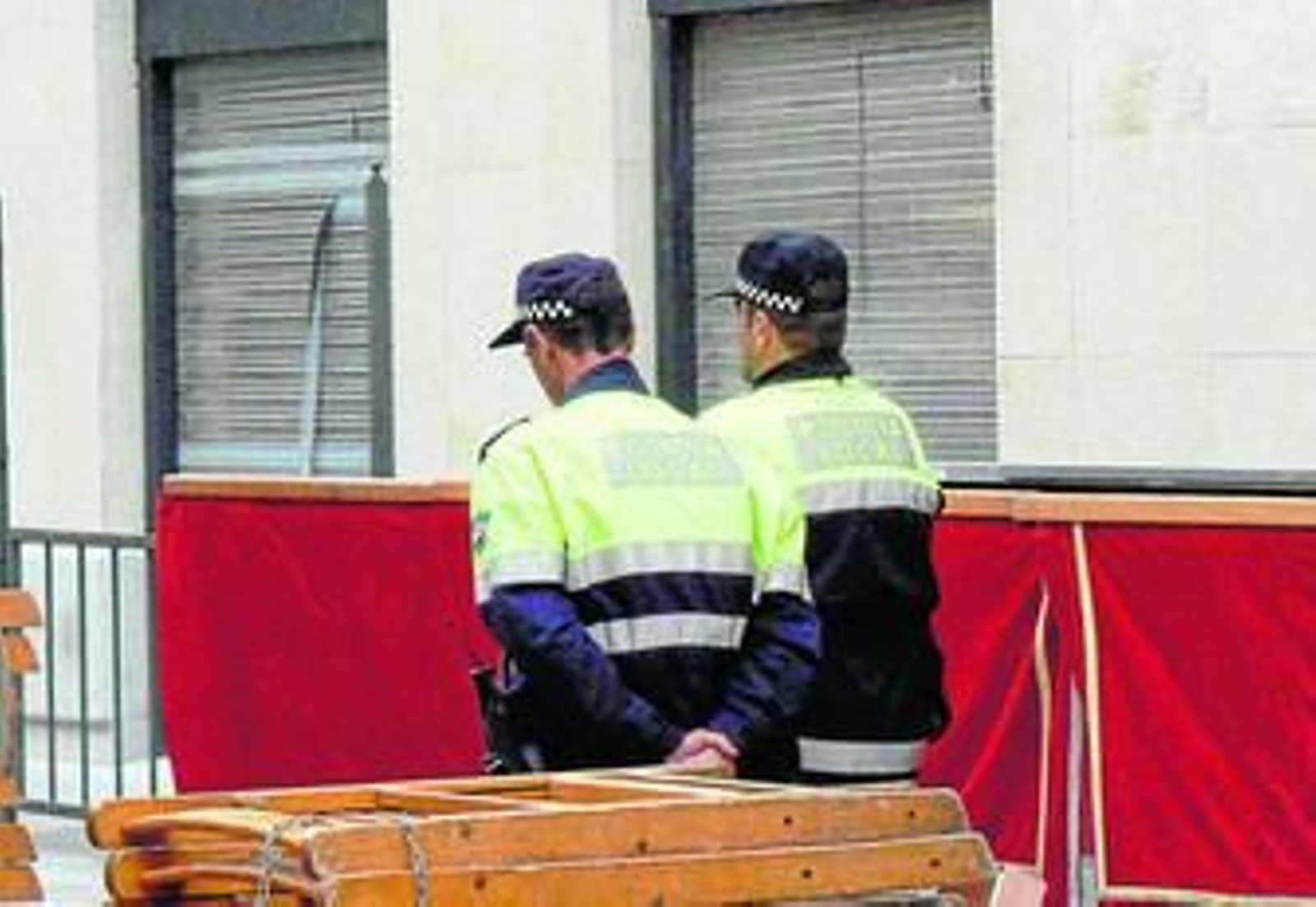 Dos agentes pasean por la carrera oficial de Semana Santa.