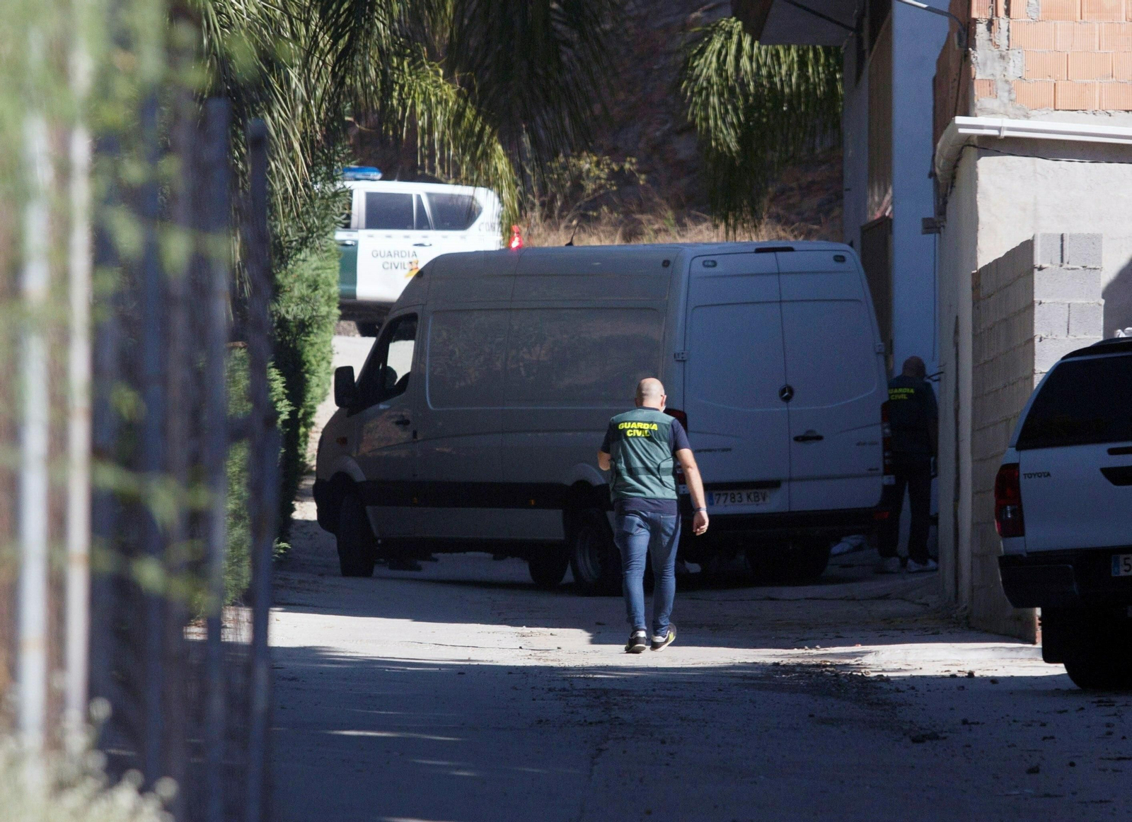 Un vehículo de la Policía Científica en Arenas durante la búsqueda de Dana Leonte