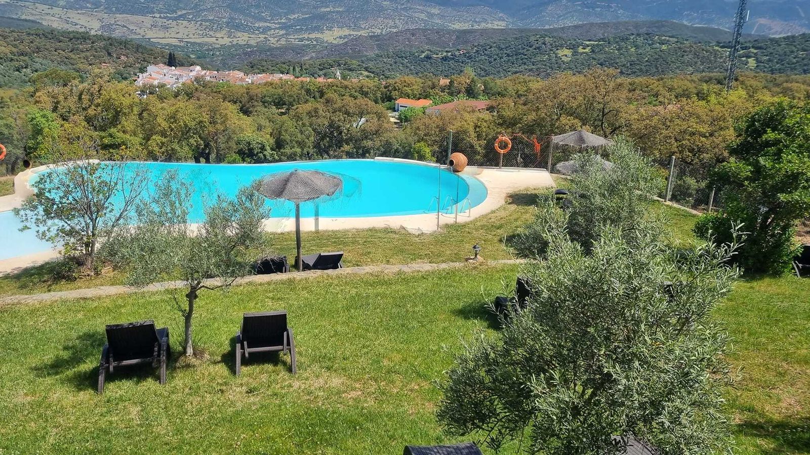 Piscina del Mesón Los Madroños , en Cortelazor