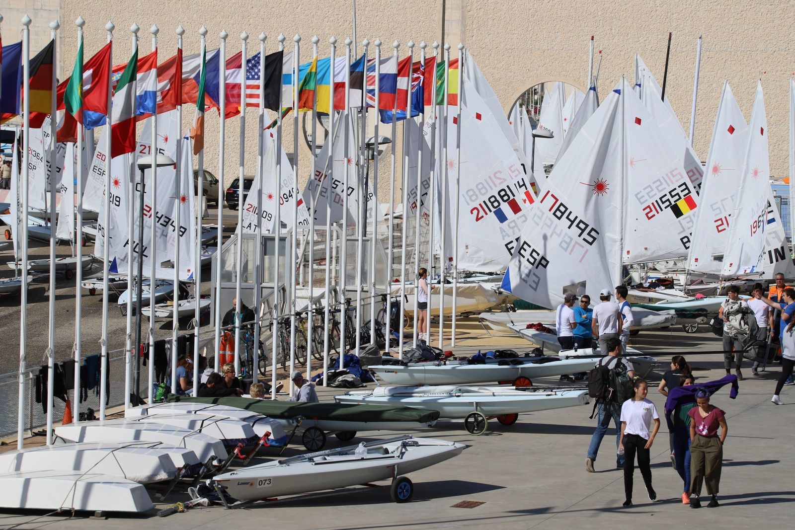 Las banderas de los países con participantes ondean en Puerto Sherry.