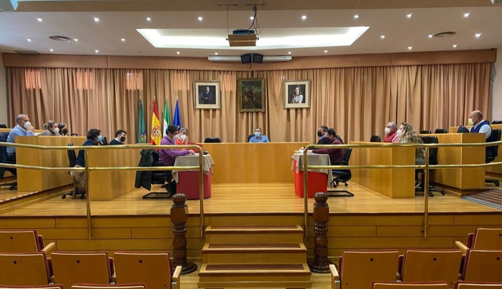 Comisión Centro Histórico de Vélez - Málaga reunida en el salón de Plenos