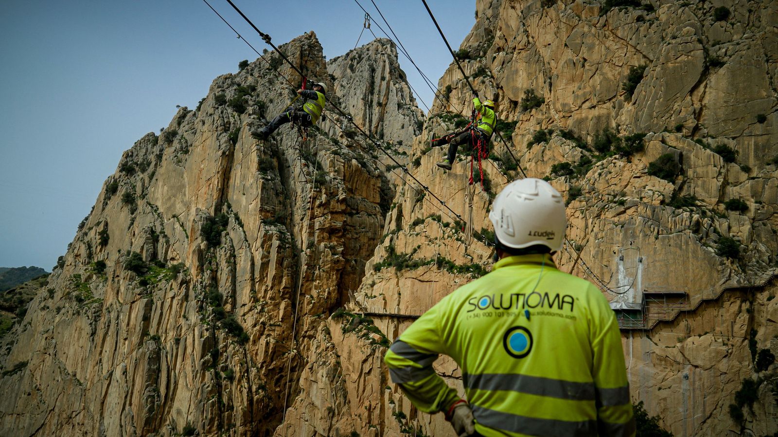 Operarios trabajando en la construcción del puente colgante del Caminito del Rey