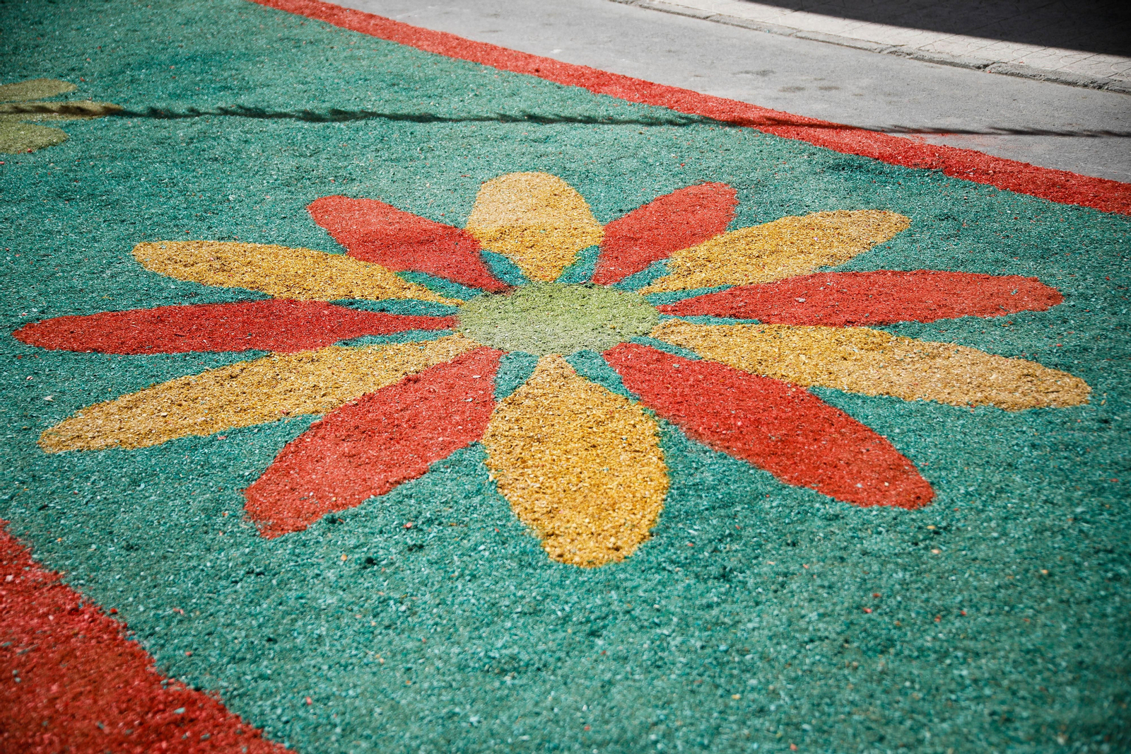 Así es la gran alfombra de serrín para que levite la Virgen de Fátima de Tíjola