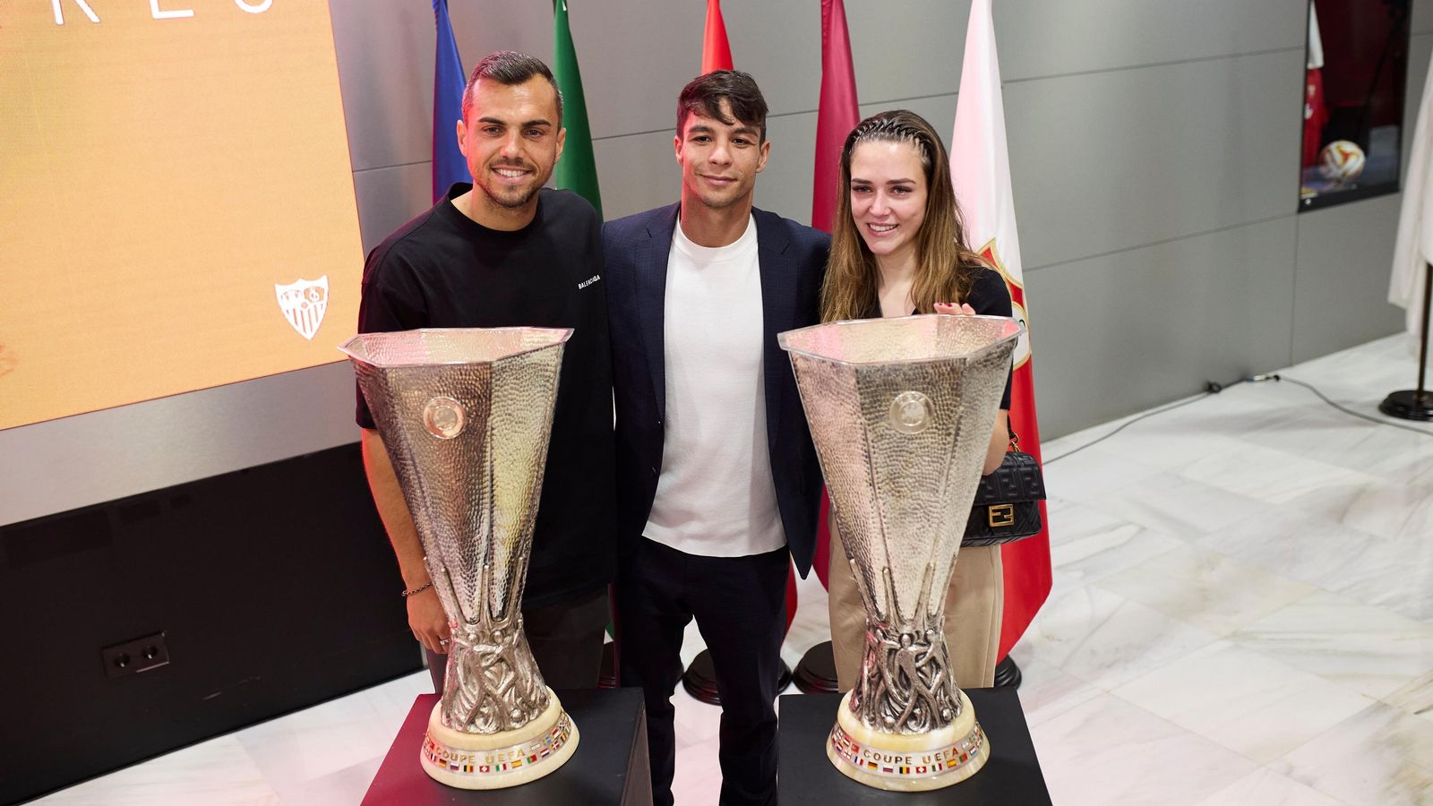 Óliver Torres, junto a Joan Jordán y su mujer Marta, en su despedida del Sevilla