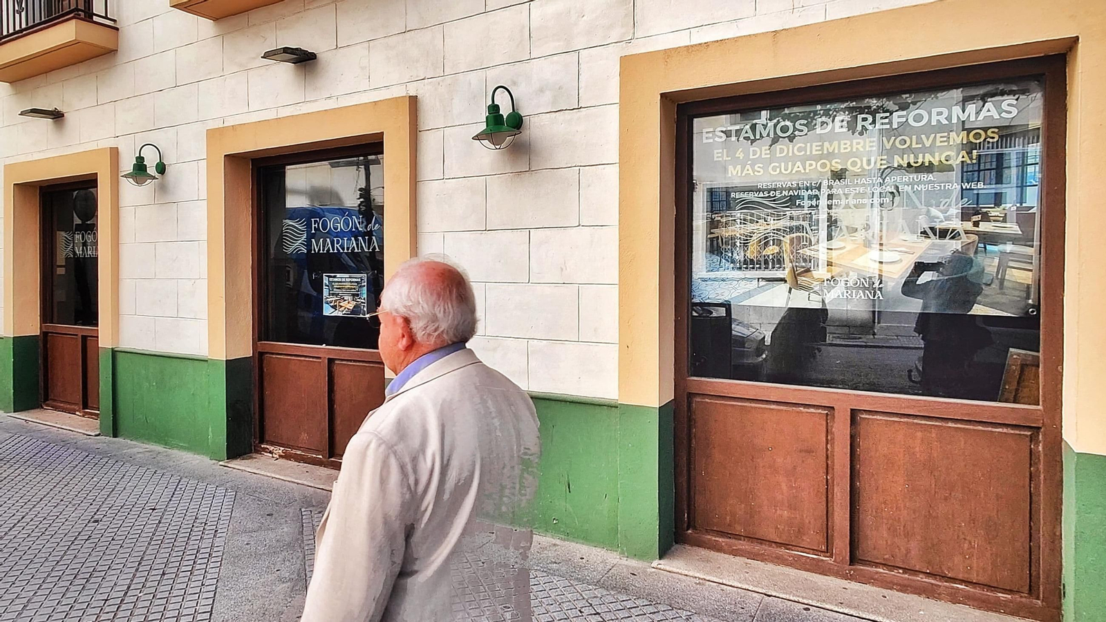 Un cartel en la ventana anuncia la reapertura para el 4 de diciembre.