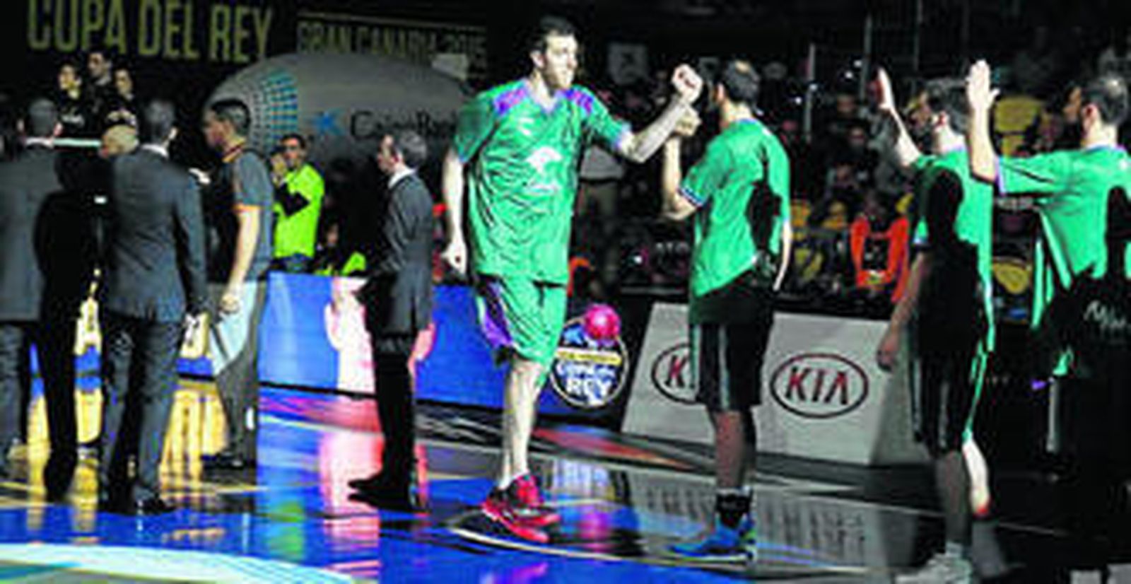 Un grupo de seguidores se lo pasa en grande antes del incio del partido.