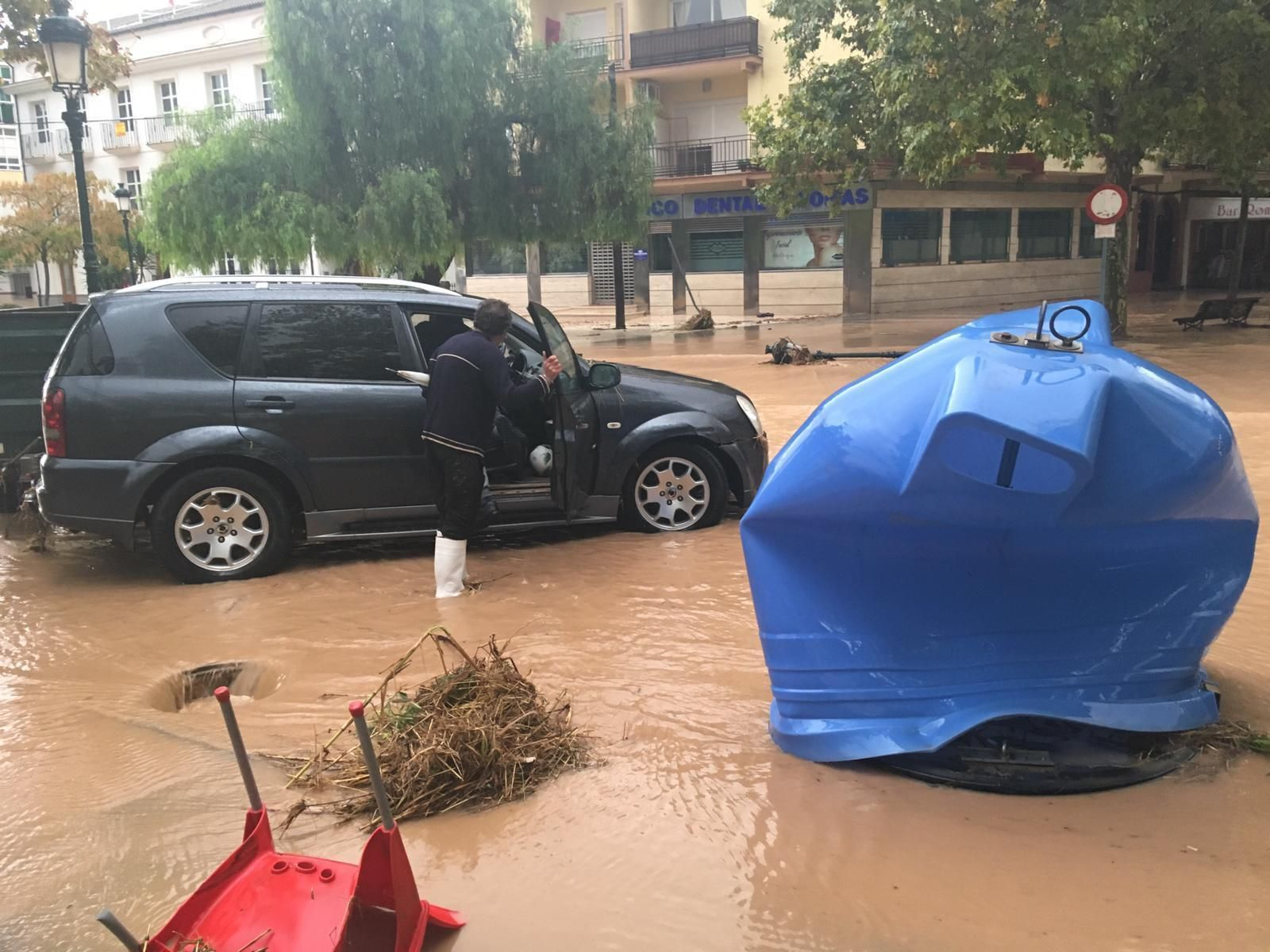 Contenedores dañados por la fuerza del agua en Campillos.