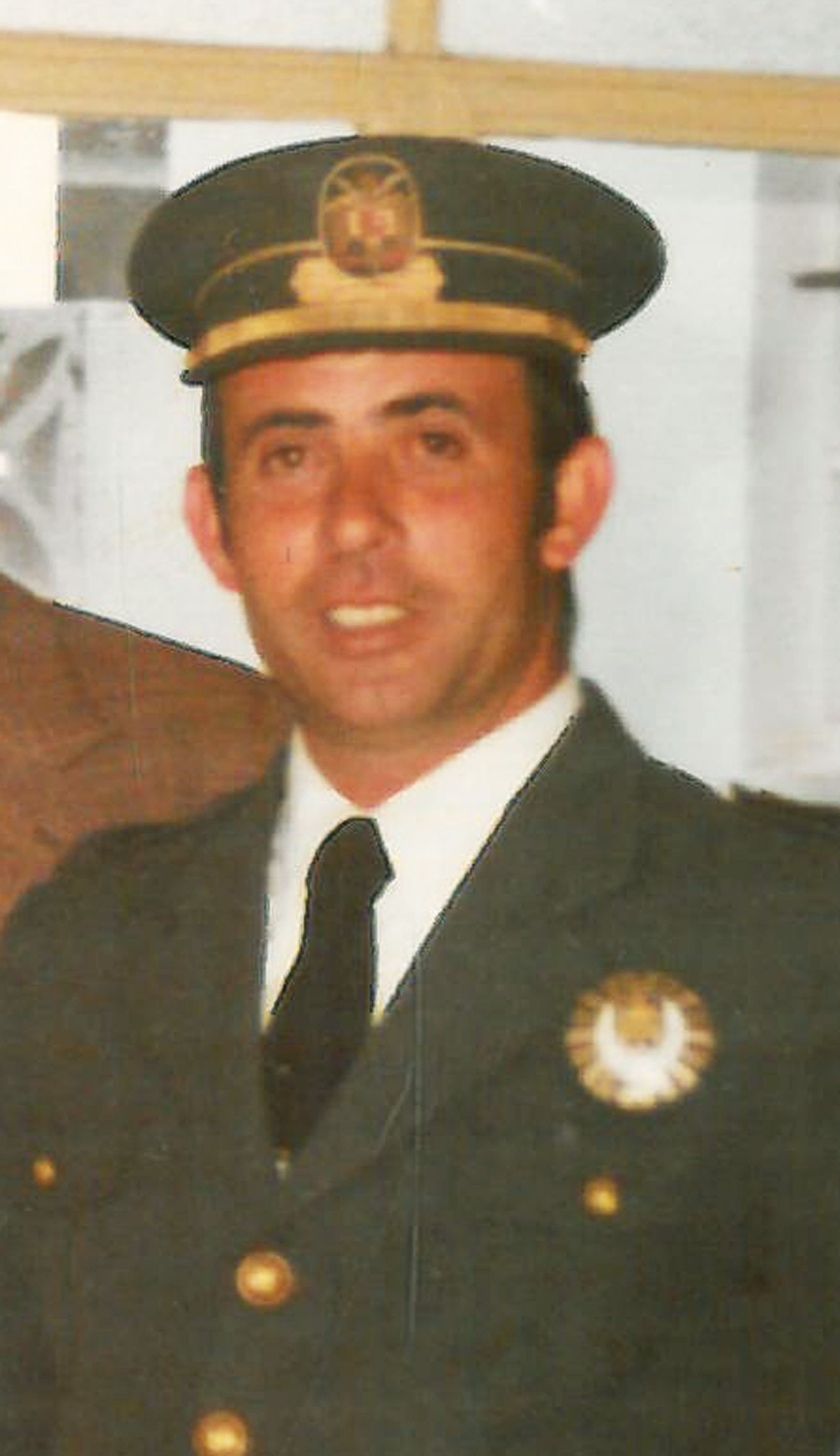Diego Benito Mora con su uniforme de policía.