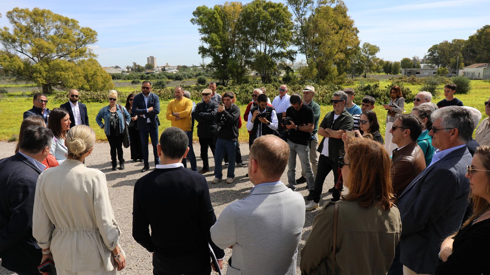 La alcaldesa explica al grupo de visitantes algunos detalles de los Polvorines.