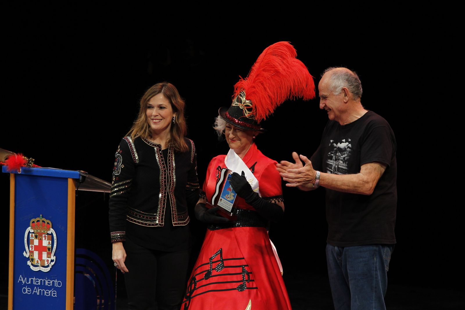 1. Concepción Pérez Martín fue la encargada anoche de leer el bando del Dios Momo. También será la encargada el día 5 de marzo de leer el Testamento de la Sardina. En la foto con la concejala Ana Martínez Labella y Nicolás Castillo. 2. La primera actuación de la noche corrió a cargo de la Comparsa 'La Compañía' que llegó desde Granada. 3. Vista panorámica del patio de butacas del Maestro Padilla. 4 y 5. La primera noche de Carnaval tuvo un gran ambiente.