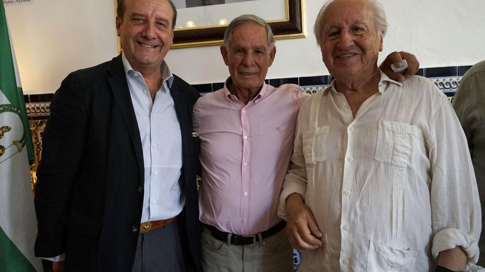 El maestro Francisco Ruiz Miguel, flanqueado por  los abogados Joaquín Moeckel y Manuel Portero.