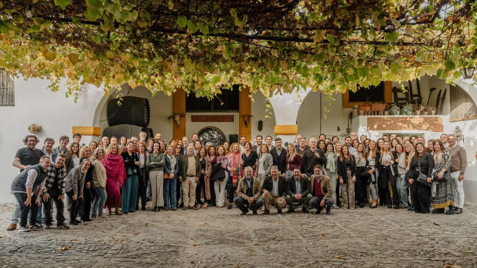 Asistentes a la celebración del décimo aniversario de Aptekfarma.