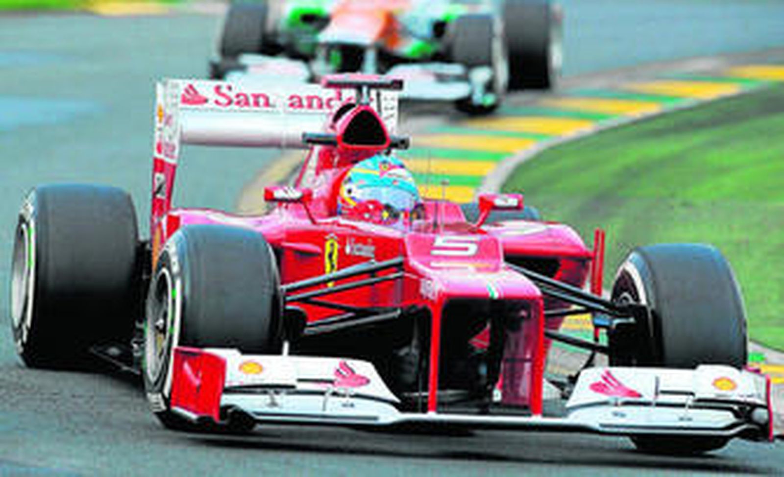 El Ferrari de Fernando Alonso traza una de las curvas en el circuito australiano de Albert Park durante los entrenamientos libres.
