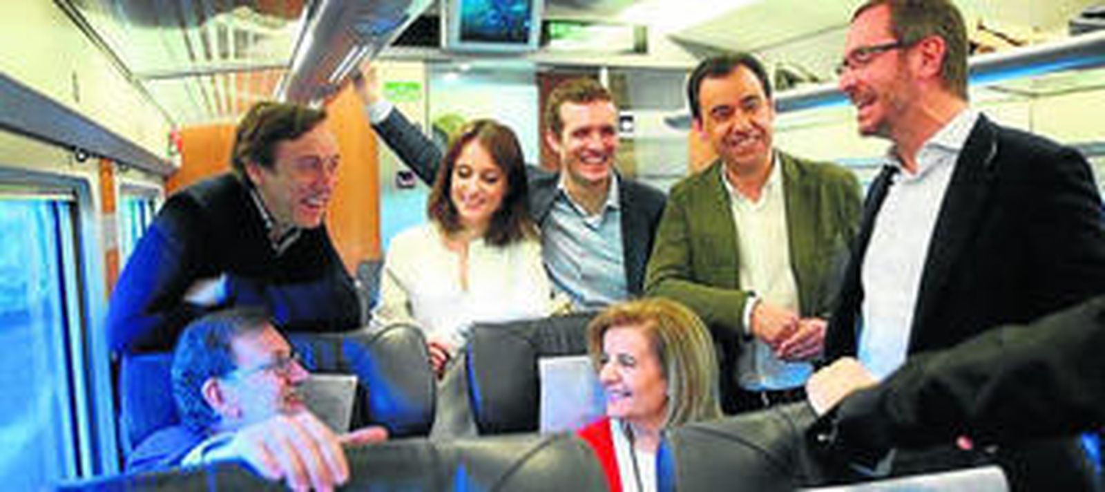 Rajoy, con Hernando, Báñez, Levy, Casado, Maíllo y Maroto, ayer en el AVE.