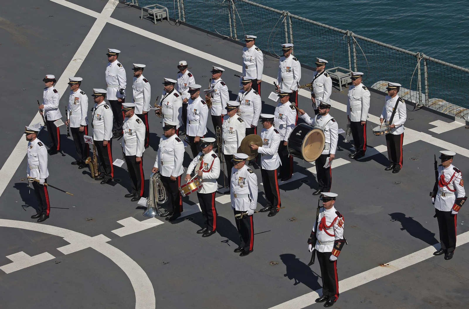 Fotos de la Jura de Bandera para personal civil a bordo del Buque de Asalto Anfibio 'Castilla' en Algeciras