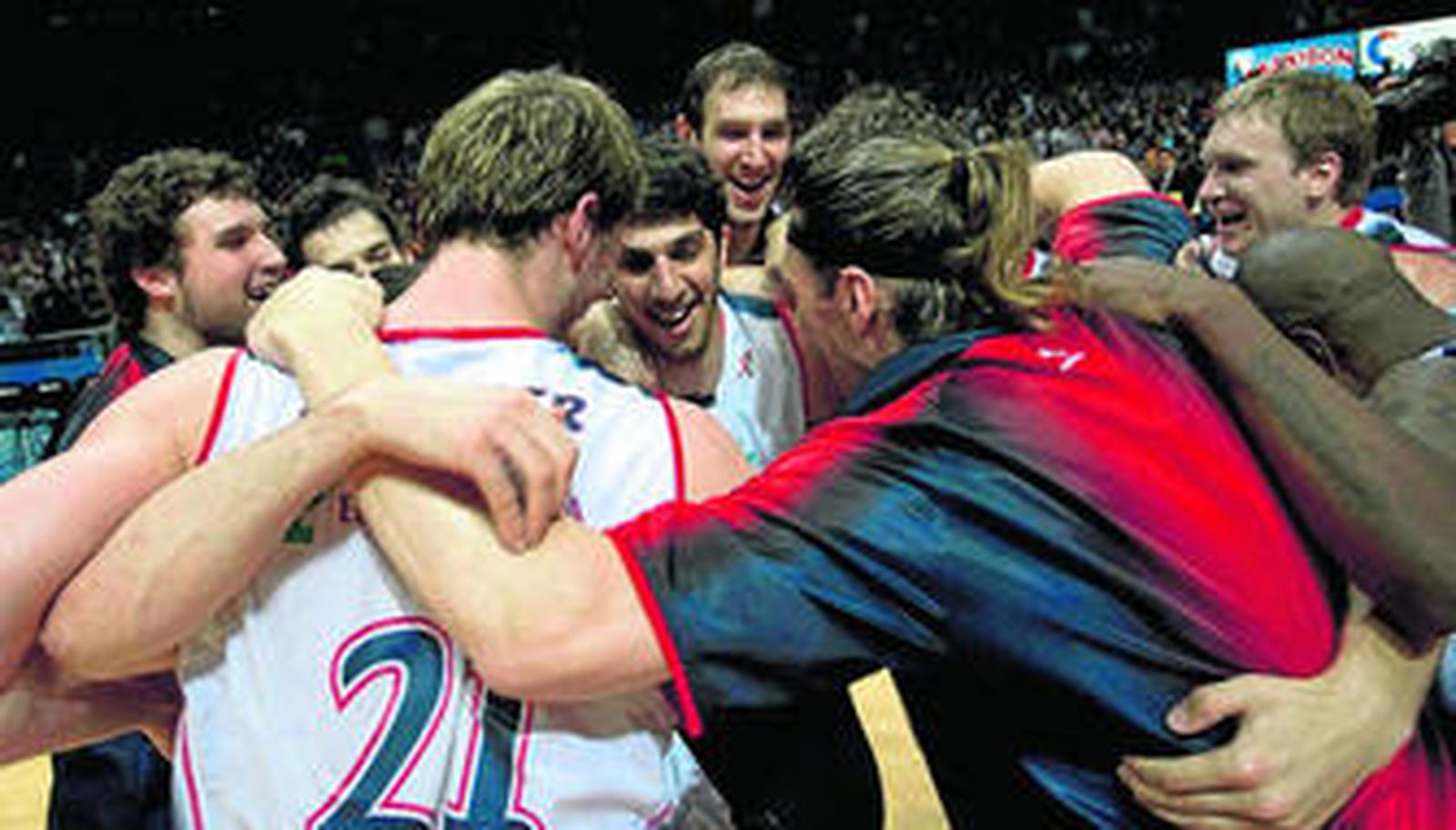 Jugadores del Caja Laboral festejan su clasificación para la final de la ACB.