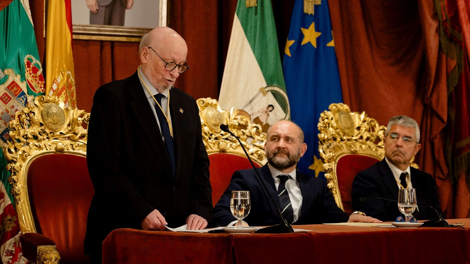 Enrique García-Agulló habla en presencia de Juancho Ortiz y Antonio Pazos.