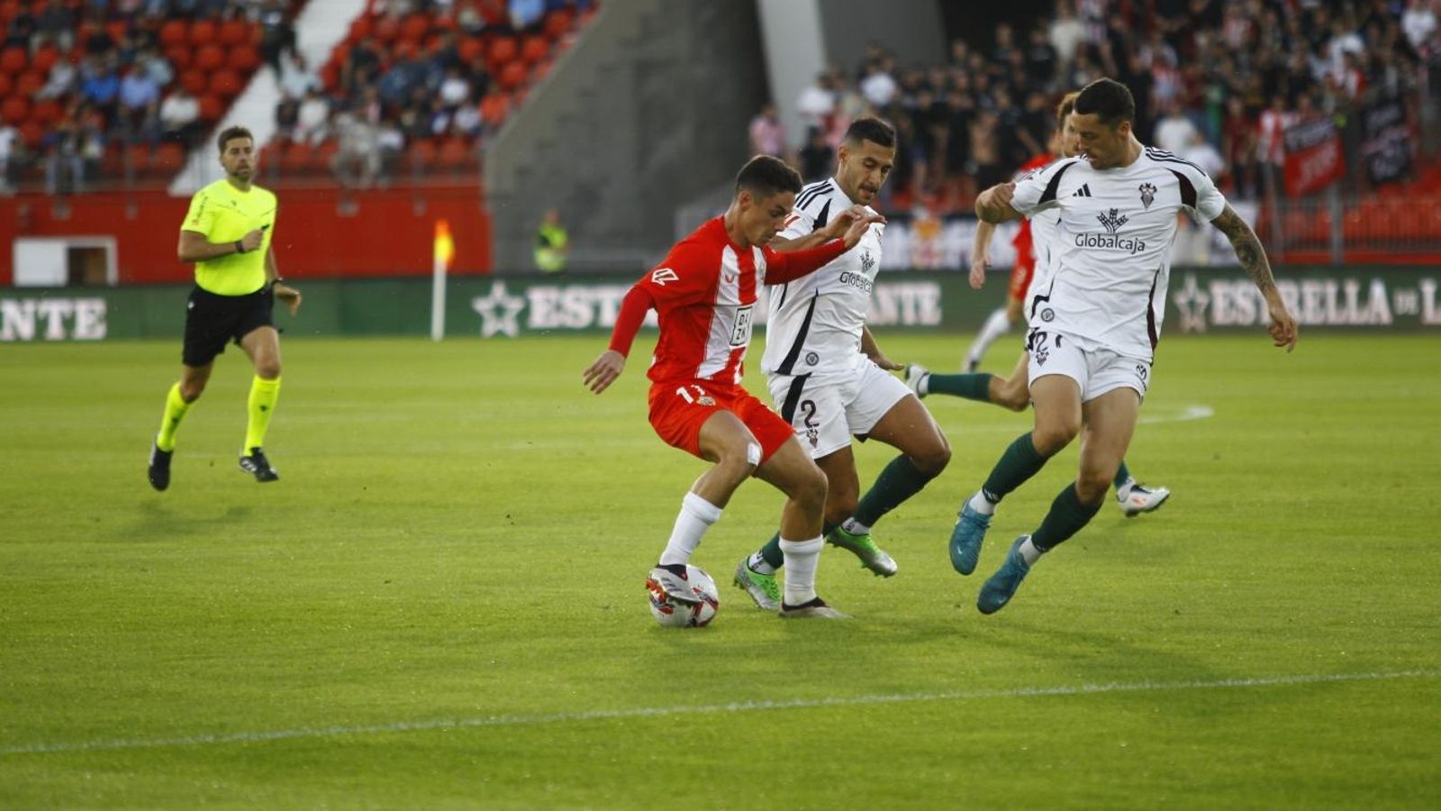 Sergio Arribas busca la gambeta en el partido contra el Albacete.