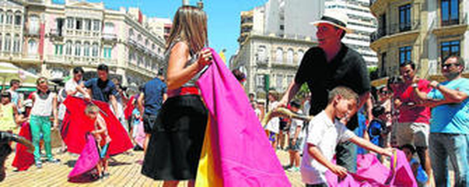 Participantes de todas las edades en la exhibición de toreo.