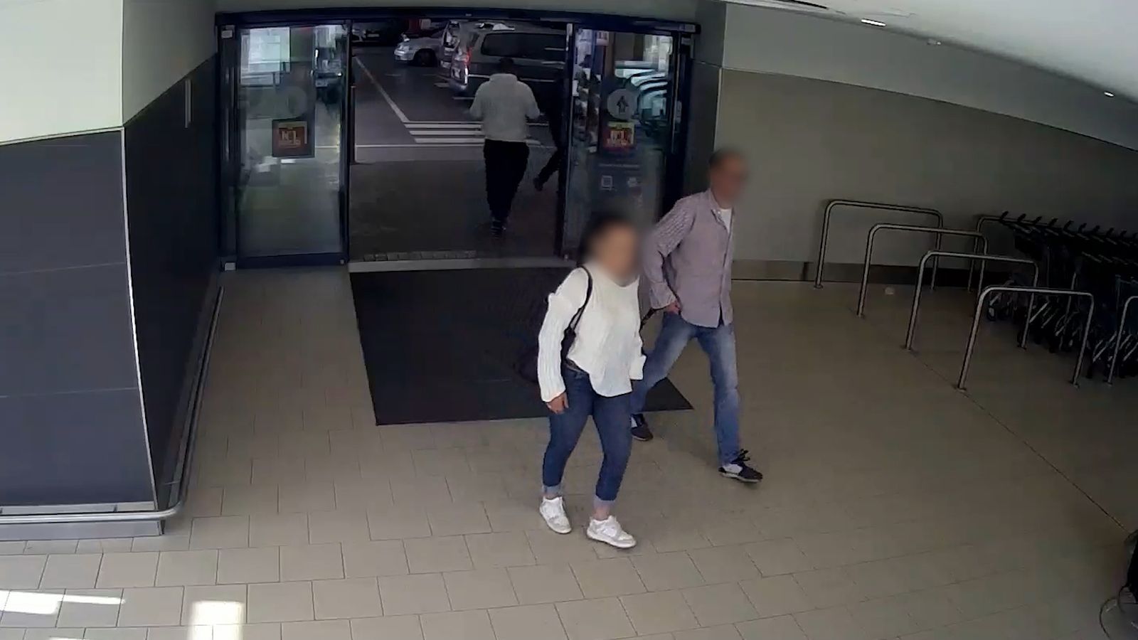 A prisión una mujer por robar bolsos en Roquetas y huir en un coche conducido por su socio