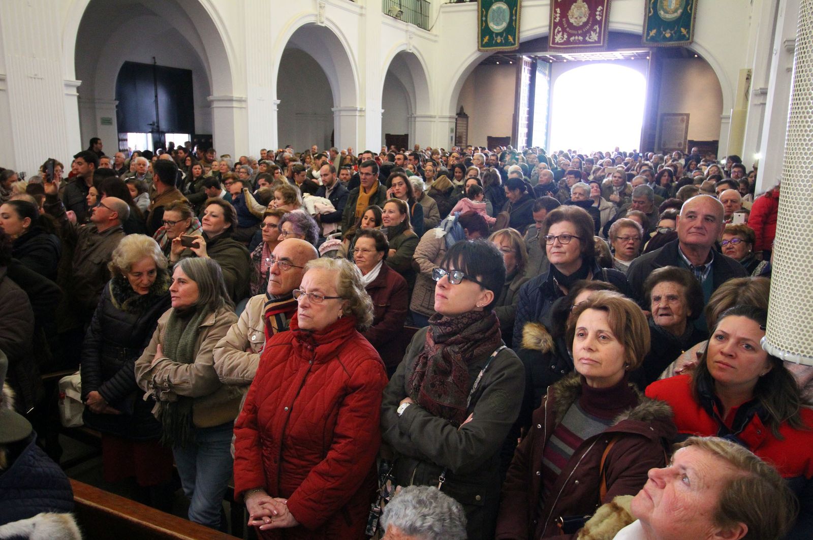 El Rocío celebra La Candelaria con la presentación de los niños a la Virgen, en imágenes