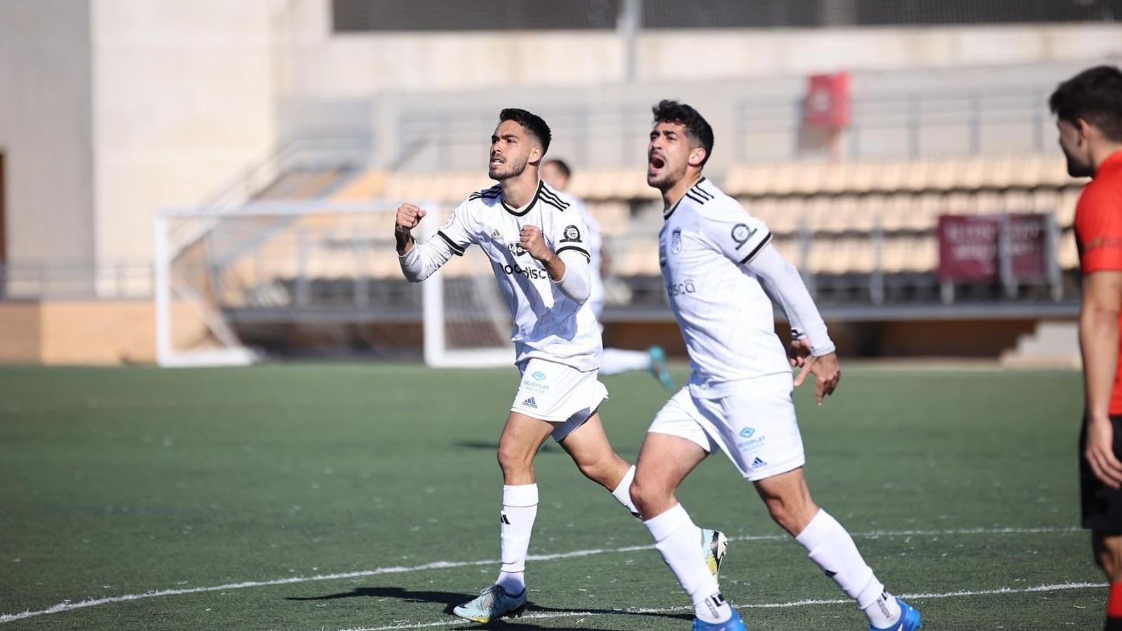 Diego y Navarro celebran el empate con rabia.