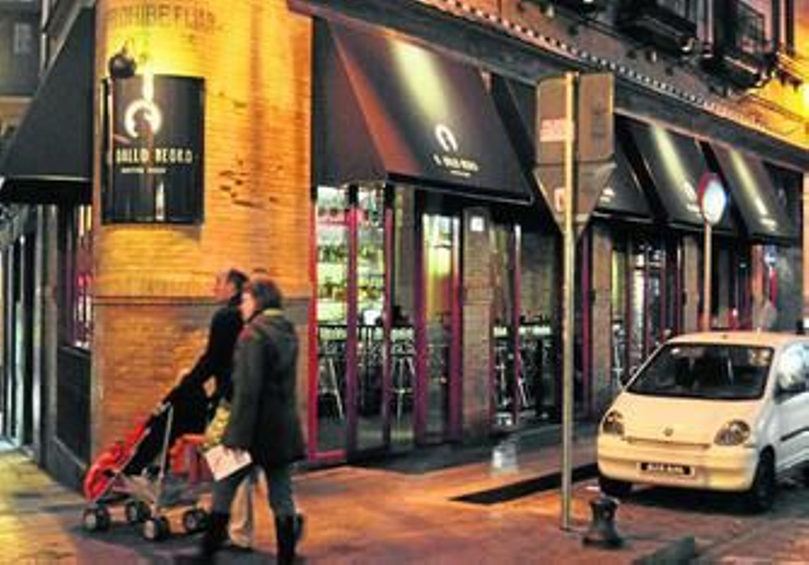 Establecimiento de copas El Gallo Negro, en la calle Arfe, al que el Ayuntamiento pretende revocar la licencia de actividades.