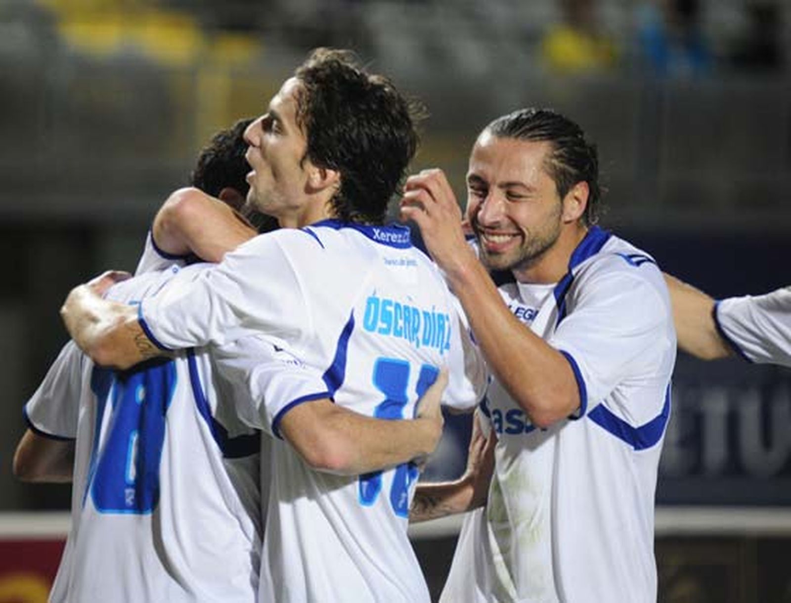 El Xerez da un golpe sobre la mesa y se impune al equipo local con merecimiento alcanzando así la zona de 'play-off' de ascenso. Los de Javi López fueron muy superiores durante todo el encuentro

Foto: LOF