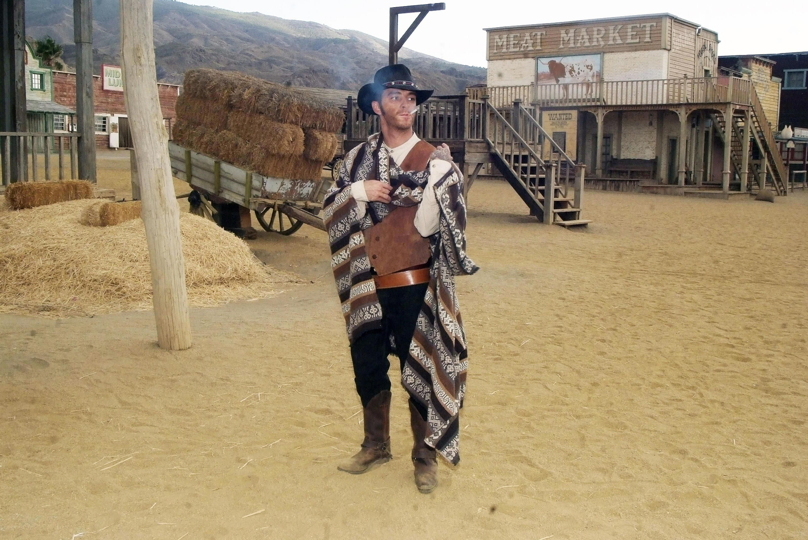 Salmo,  preparado para una de las  escenas donde se bate en  duelo con otro vaquero.