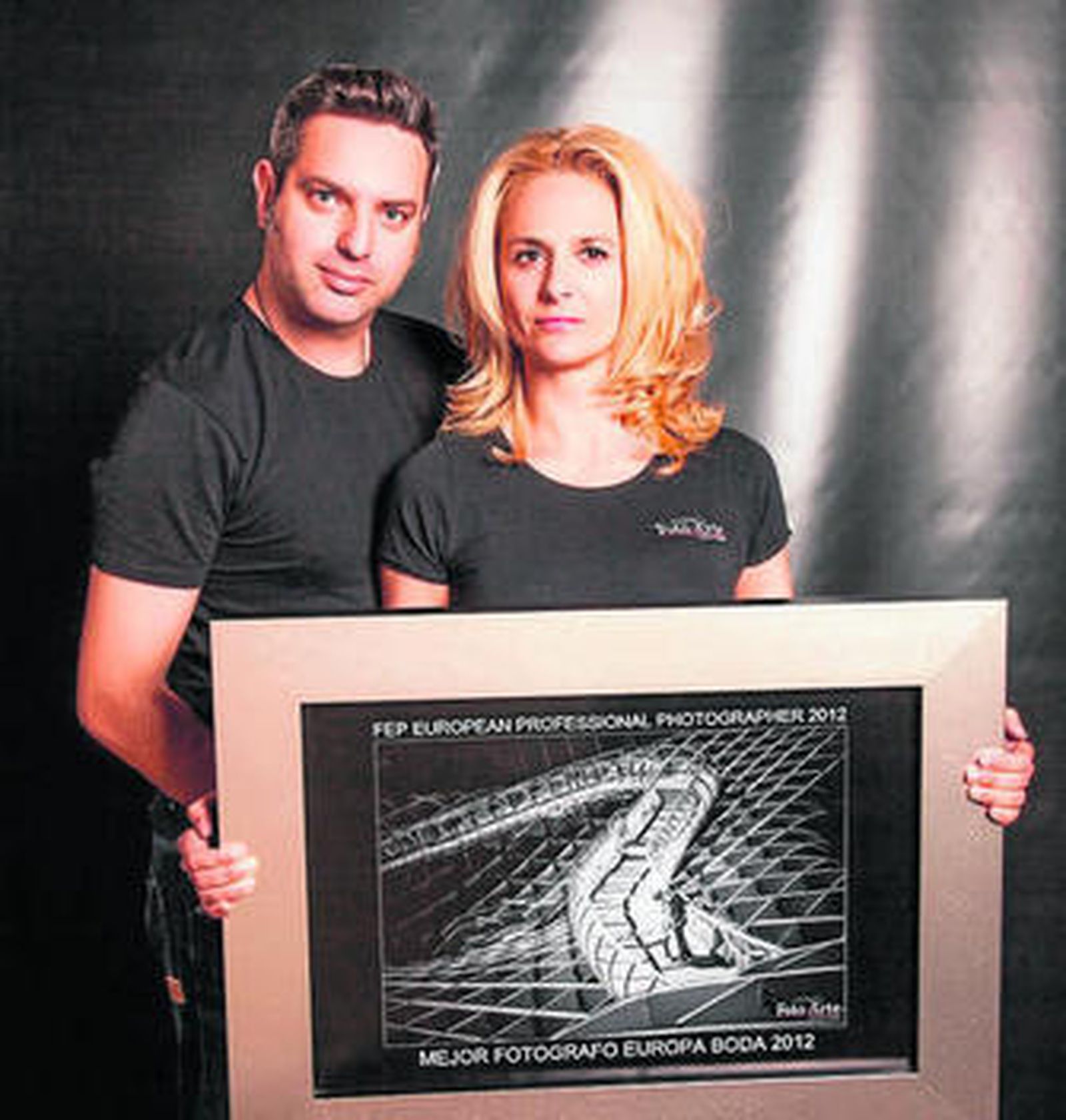 Carlos Felipe y María Úbeda con uno de los premios conseguidos.