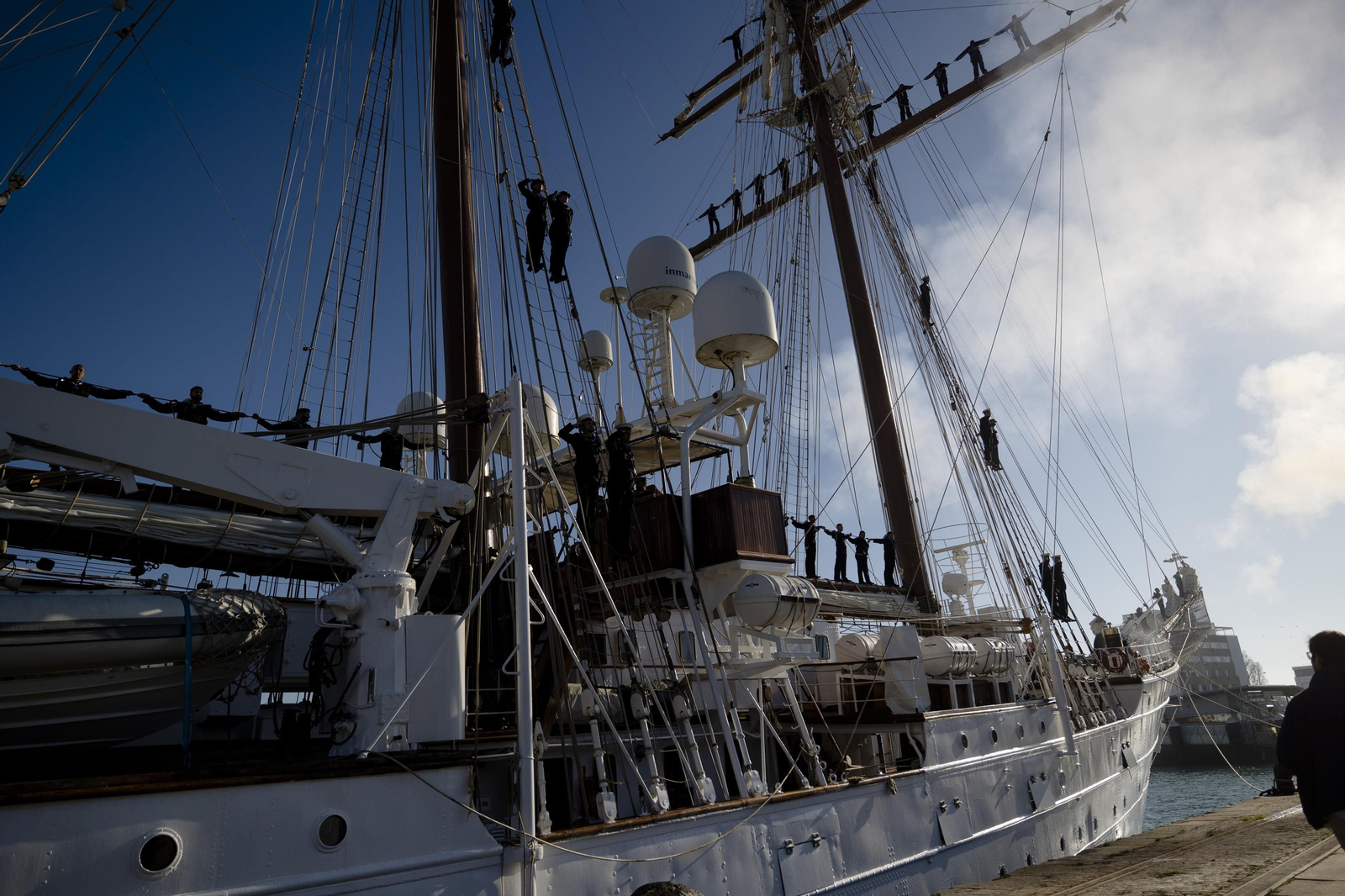 Las imágenes de la salida del buque  "Juan Sebastián de Elcano" del muelle de Cádiz.