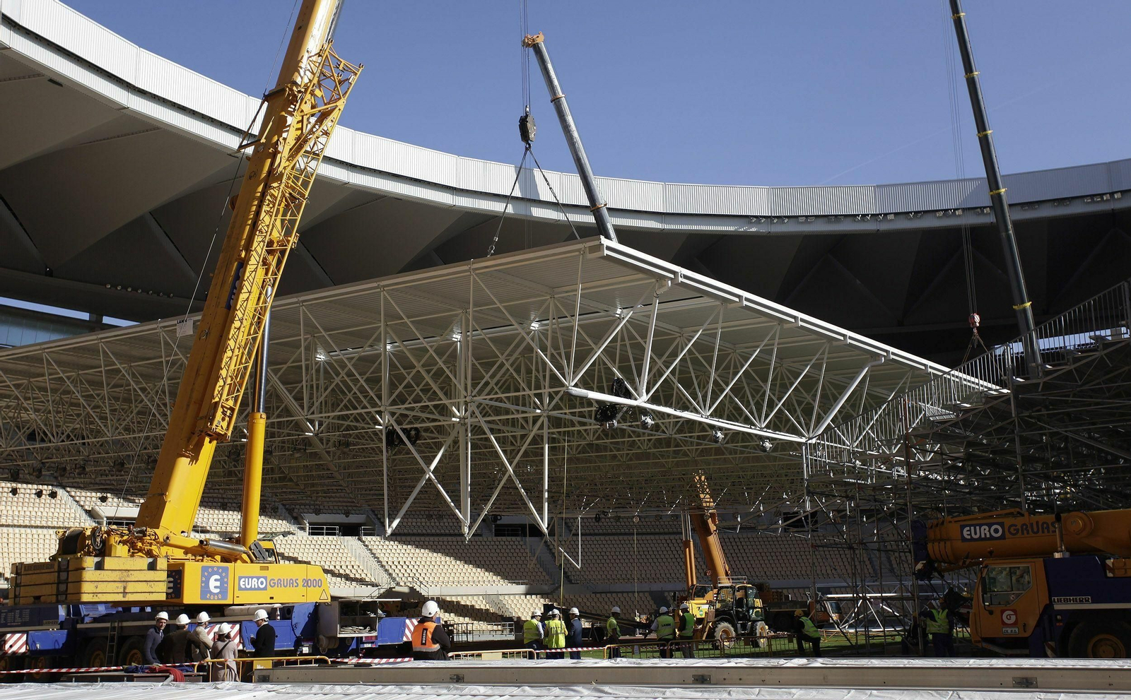 Momento del alzado de la cubierta en el Estadio Olímpico, en noviembre de 2011.