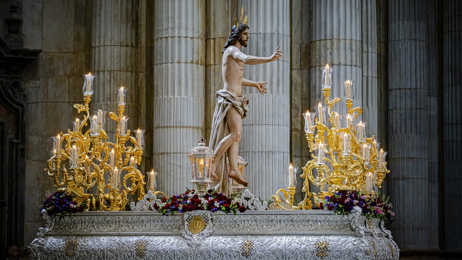 Las imágenes del Pontifical y salida del Resucitado de Catedral en la Semana Santa de Cádiz 2025