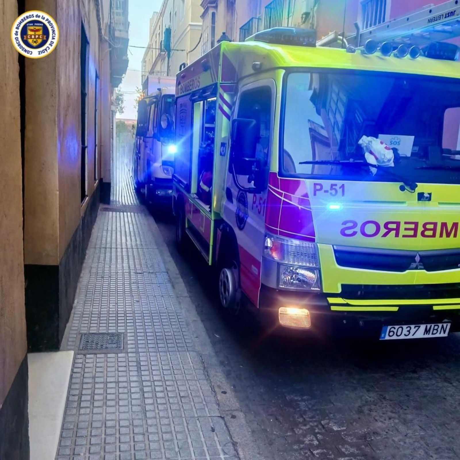 Una imagen de la intervención de Bomberos en el incendio de la calle Bendición de Dios de Cádiz.