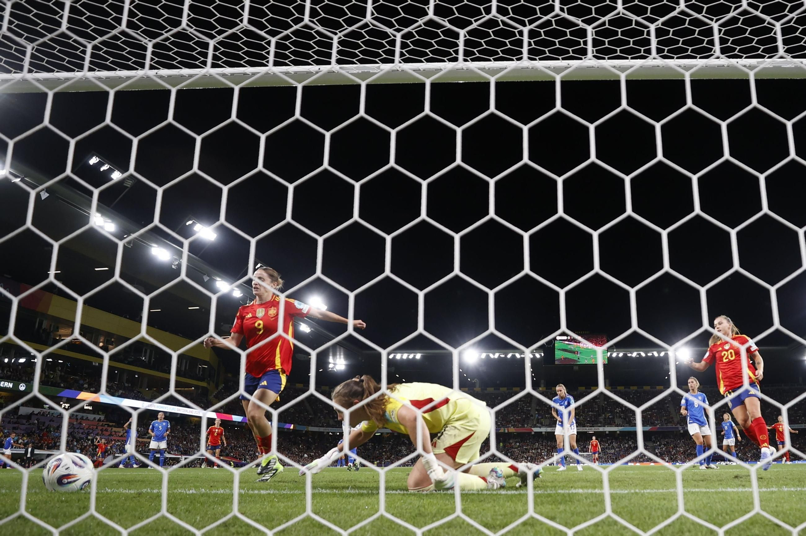 Las fotos del Italia - España de la Eurocopa femenina