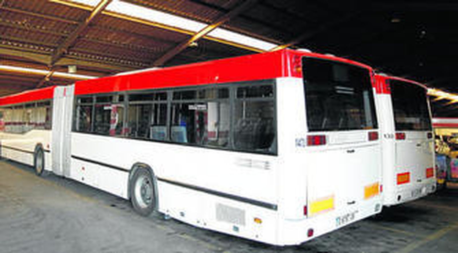 En la imagen, los autobuses articulados que se han incorporado en las líneas de la universidad durante los últimos meses.