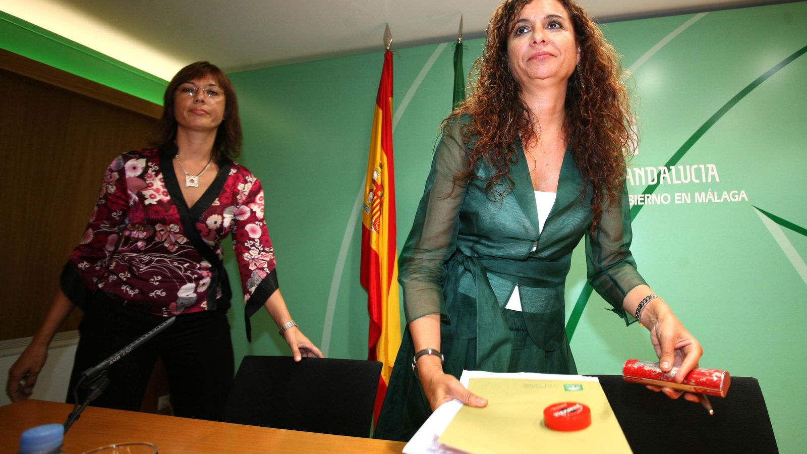 María Jesús Montero (der.), junto a María Gámez, en septiembre de 2008, cuando prometió el megahospital que no se hizo. María Jesús Montero (der.), junto a María Gámez, en septiembre de 2008, cuando prometió el megahospital que no se hizo.