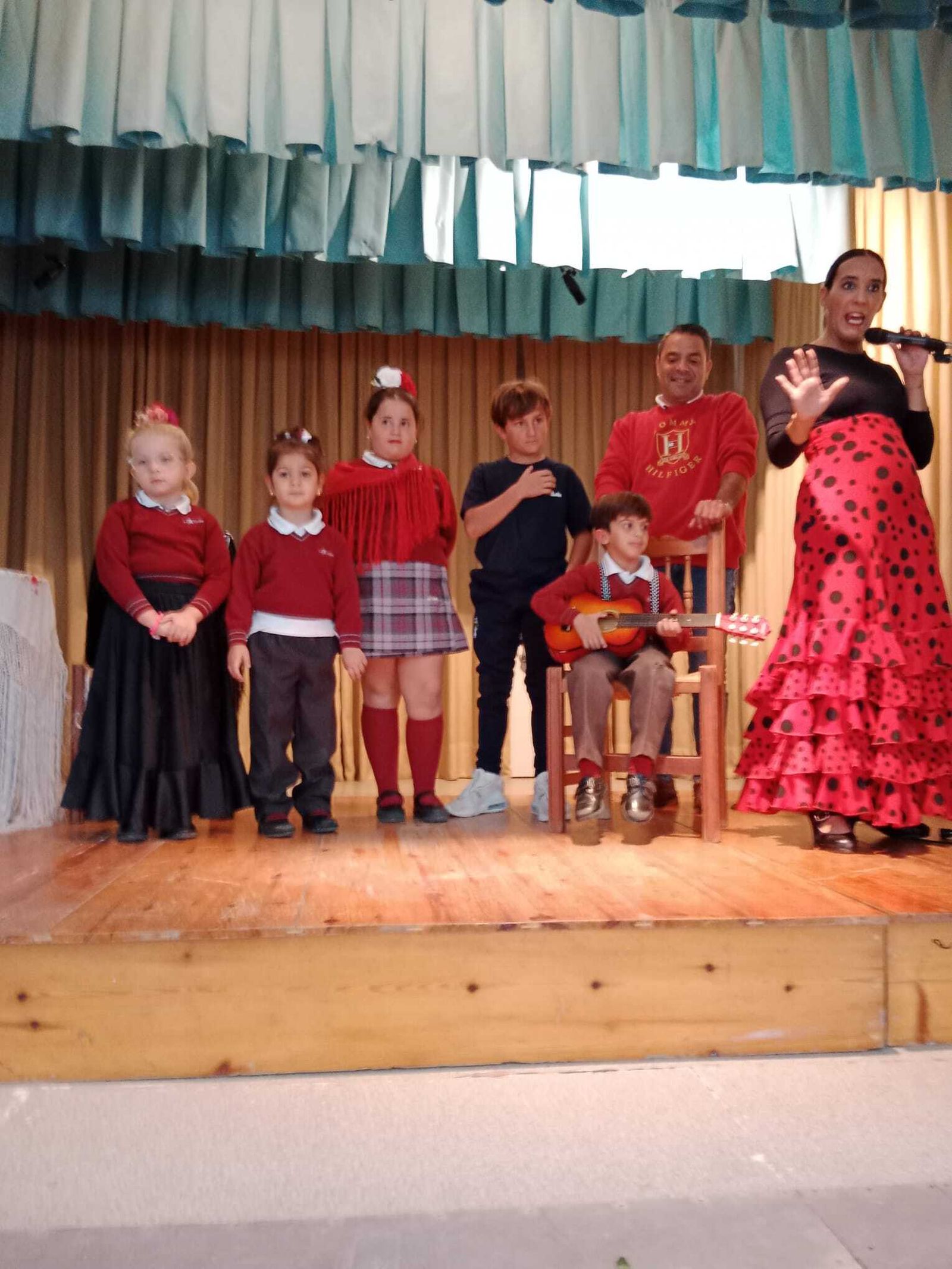 Carmen Herrera y José El Mijita, con el alumnado.