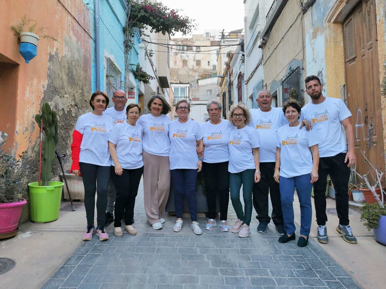Vecinos con la camiseta del Barrio Santo